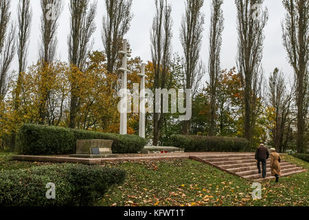 Gdansk, Pologne. 1er novembre 2017. Une vue générale du cimetière militaire français de Gdansk, en Pologne est vu sur 1 novembre 2017 les gens paient à l'honneur des soldats français sont morts dans l'occasion de la toussaint (wszystkich swietych. Le cimetière détient 1152 organismes, dont 329 qui n'ont pas été identifiés. Parmi eux il y a des prisonniers de guerre, les combattants de la résistance ou des déportés politiques, des recrues de la service du travail obligatoire, des Alsaciens enrôlés de force dans l'armée allemande et des fugitifs qui s'étaient enfuis de camps de détention et qui se sont battus avec la résistance polonaise. crédit : Michal fludra/ Banque D'Images