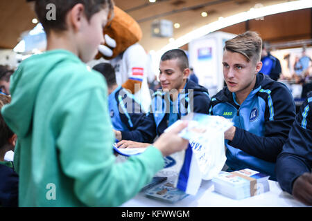 Valentino vujinovic (KSC)/l. und marco thiede (KSC) schreiben autogram. ges/ fussball/ 3. liga : Karlsruher SC, auf der besuch promo - messe à Karlsruhe, dans le monde d'utilisation |01.11.2017 Banque D'Images