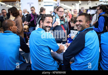 Martin Stoll (KSC)/L. Und Daniel Gordon (KSC)/R beim Schreiben von Autogrammen. GES/ Fussball/ 3. Liga : Karlsruher SC, Besuch auf der OFFERTA - Messe in Karlsruhe, 01.11.2017 |utilisation dans le monde entier Banque D'Images