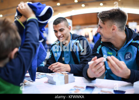 Valentino vujinovic (KSC)/l. und marco thiede (KSC) schreiben autogram. ges/ fussball/ 3. liga : Karlsruher SC, auf der besuch promo - messe à Karlsruhe, dans le monde d'utilisation |01.11.2017 Banque D'Images