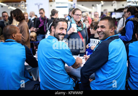 Martin Stoll (KSC)/L. Und Daniel Gordon (KSC)/R beim Schreiben von Autogrammen. GES/ Fussball/ 3. Liga : Karlsruher SC, Besuch auf der OFFERTA - Messe in Karlsruhe, 01.11.2017 |utilisation dans le monde entier Banque D'Images