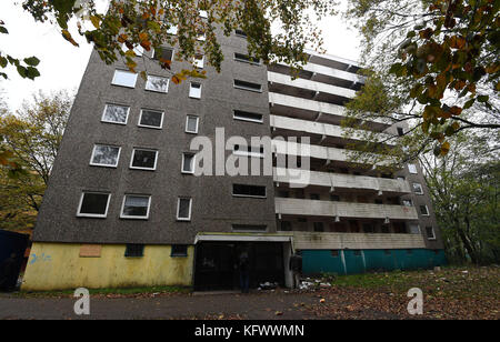 Delmenhorst, Allemagne. 01 novembre 2017. Un immeuble d'appartements peut être vu dans le quartier résidentiel 'Wollepark' à Delmenhorst, Allemagne, le 1er novembre 2017. Ce bloc de logement et deux autres blocs ne sont pas autorisés à être habités et ont donc été verrouillés. Auparavant, les bâtiments, composés chacun de 80 appartements, avaient été déclarés inhabitables par la ville en raison de déficiences. Crédit : Carmen Jaspersen/dpa/Alamy Live News Banque D'Images