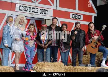 Savannah Guthrie Comme Kenny Rogers, Matt Lauer Comme Dolly Parton, Kathie Lee Gifford Comme Miley Cyrus, Al Roker Willie Nelson, Blake Shelton, Hoda Kotb Comme Blake Shelton, Billy Ray Cyrus Et Carson Daly Comme Billy Ray Cyrus Se Produire Lors De L'Exposition D'Halloween D'AujourD'Hui 2017 À Rockefeller Plaza Le 31 Octobre, 2017 à New York. Crédit: Erik Pendzich Banque D'Images