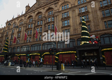 Knightsbridge, au Royaume-Uni. 1er novembre 2017. Harrods célèbre affiche la fenêtre de Noël sont dans l'ombre. Les rideaux sont bien fermé que le magasin se prépare à dévoiler son partenariat avec Dolce & Gabbana en créant une ambiance festive marché italien en magasin depuis le 2 novembre 2017 Credit : Keith Larby/Alamy Live News Banque D'Images