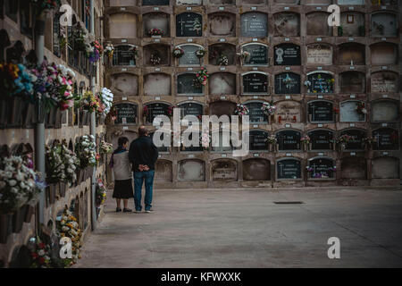 Barcelone, Espagne. 1er novembre 2017. Un couple pleure devant une tombe au cimetière de Poblenou à Barcelone pendant la Toussaint. Crédit : Matthias Oesterle/Alamy Live News Banque D'Images