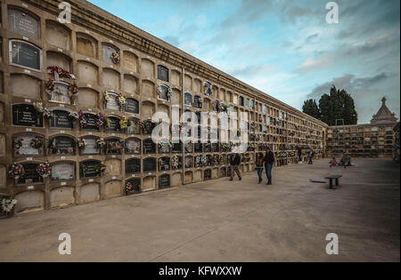 Barcelone, Espagne. 1er novembre 2017. Des parents visitent les tombes du cimetière de Poblenou à Barcelone pendant la Toussaint. Crédit : Matthias Oesterle/Alamy Live News Banque D'Images