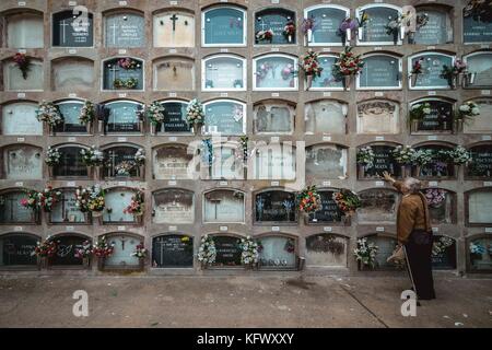 Barcelone, Espagne. 1er novembre 2017. Un homme pleure sur une tombe au cimetière de Poblenou à Barcelone pendant la Toussaint. Crédit : Matthias Oesterle/Alamy Live News Banque D'Images