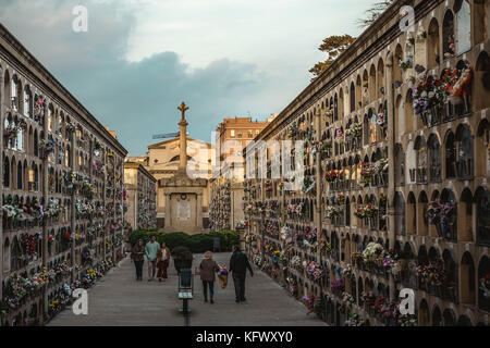 Barcelone, Espagne. 1er novembre 2017. parents visite à Barcelone, dans le cimetière de poblenou durant la toussaint. crédit : Matthias rickenbach/Alamy live news Banque D'Images