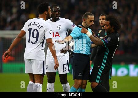 Londres, Royaume-Uni. 1er novembre 2017. UEFA Champions League Tottenham v Real Madrid, 1er novembre. Marcelo du Real Madrid gestes à Mousa Dembele de Tottenham lors du match de l’UEFA Champions League entre Tottenham Hotspur et Real Madrid au stade Wembley à Londres. 01 novembre 2017. Credit: James Boardman / Alamy Live News Banque D'Images