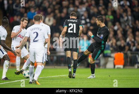 Londres, Royaume-Uni. 1er novembre 2017. cristiano ronaldo du real madrid marque un but de consolation pour le rendre 3-1 (10ème but de ronaldo v Tottenham dans toutes les comps, plus que contre tout autre côté anglais) au cours de l'UEFA Champions league match de groupe entre Tottenham Hotspur et real madrid au stade de Wembley, Londres, Angleterre le 1 novembre 2017. photo par Andy rowland. crédit : andrew rowland/Alamy live news Banque D'Images