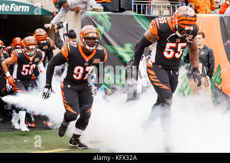 Octobre 29th, 2017 : Cincinnati Bengals en dehors de secondeur Vontaze Burfict (55) et Cincinnati Bengals attaquer Geno Atkins défensives (97) Entrez le domaine avant la NFL football match entre les Indianapolis Colts et les Bengals de Cincinnati au Stade Paul Brown, Cincinnati, OH. Adam Lacy/CSM Banque D'Images