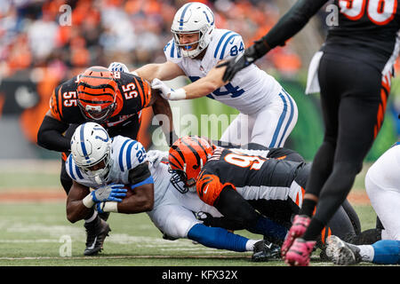 Octobre 29th, 2017 : Indianapolis Colts d'utiliser de nouveau Marlon Mack (25) est abordé par la défensive des Bengals de Cincinnati s'attaquer à Geno Atkins (97) et Cincinnati Bengals en dehors de secondeur Vontaze Burfict (55) au cours de la NFL football match entre les Indianapolis Colts et les Bengals de Cincinnati au Stade Paul Brown, Cincinnati, OH. Adam Lacy/CSM Banque D'Images