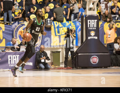 Turin, Italie. 1er novembre 2017. Howard Sant-Roos (Istanbul) pendant le match de basket-ball, Eurocup : Fiat Torino Auxilium vs Darussafa Istanbult. Istanbul gagne 60-89 à Pala Ruffini, le 1er novembre 2017, Turin, Italie crédit : Alberto Gandolfo/Alamy Live News Banque D'Images