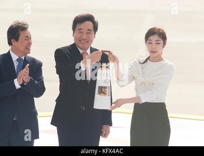 Yuna Kim et Lee Nak-Yeon, le 1er novembre 2017 : le premier ministre sud-coréen Lee Nak-Yeon (C) et l'ancien champion olympique de patinage artistique Yuna Kim de Corée du Sud tiennent la flamme olympique alors que le ministre sud-coréen de la culture, des Sports et du Tourisme Do Jong-Hwan (l) regarde l'aéroport international d'Incheon à Incheon, à l'ouest de Séoul, en Corée du Sud. La flamme olympique est arrivée mercredi à Incheon, en Corée du Sud, et elle va traverser le pays lors d’une tournée de 100 jours jusqu’à la cérémonie d’ouverture des Jeux olympiques d’hiver de PyeongChang 2018 qui se dérouleront pendant 17 jours du 9 au 25 février 2018. (Photo de Banque D'Images