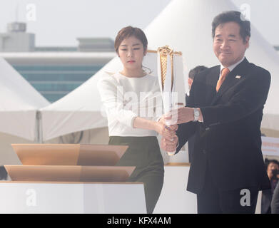 Yuna Kim et Lee Nak-Yeon, 1er novembre 2017 : L'ancienne championne olympique de patinage artistique Yuna Kim de Corée du Sud et le premier ministre sud-coréen Lee Nak-Yeon (R) marchent ensemble pour allumer le chaudron avec la flamme olympique lors de la cérémonie d'arrivée de la flamme olympique à l'aéroport international d'Incheon, à l'ouest de Séoul, en Corée du Sud. La flamme olympique est arrivée mercredi à Incheon, en Corée du Sud, et elle va traverser le pays lors d’une tournée de 100 jours jusqu’à la cérémonie d’ouverture des Jeux olympiques d’hiver de PyeongChang 2018 qui se dérouleront pendant 17 jours du 9 au 25 février 2018. (Photo de l Banque D'Images