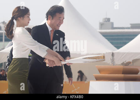 Yuna Kim et Lee Nak-Yeon, le 1er novembre 2017 : L'ancienne championne olympique de patinage artistique Yuna Kim (l) de Corée du Sud et le premier ministre sud-coréen Lee Nak-Yeon allumeront le chaudron avec la flamme olympique lors de la cérémonie d'arrivée de la flamme olympique à l'aéroport international d'Incheon à Incheon, à l'ouest de Séoul, en Corée du Sud. La flamme olympique est arrivée mercredi à Incheon, en Corée du Sud, et elle va traverser le pays lors d’une tournée de 100 jours jusqu’à la cérémonie d’ouverture des Jeux olympiques d’hiver de PyeongChang 2018 qui se dérouleront pendant 17 jours du 9 au 25 février 2018. (Photo Lee Jae-won/AFLO) Banque D'Images