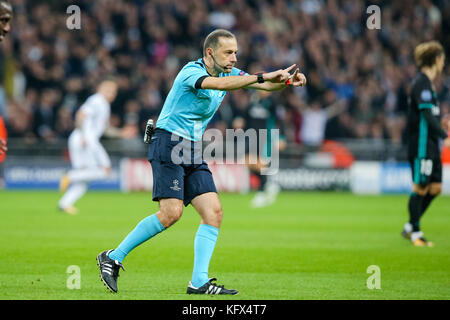 Londres, Royaume-Uni. 1er novembre 2017. Cuneyt Cakir (arbitre) Football/Football : arbitre Cuneyt Cakir lors de la phase de groupes de l'UEFA Champions League entre Tottenham Hotspur et le Real Madrid au stade de Wembley à Londres, Angleterre . Crédit : AFLO/Alamy Live News Banque D'Images