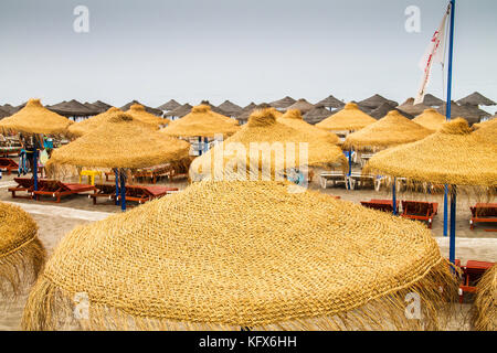 Des parasols en chaume en gros plan le beach Banque D'Images