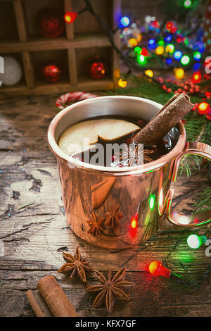 Vin chaud dans la tasse de cuivre Banque D'Images