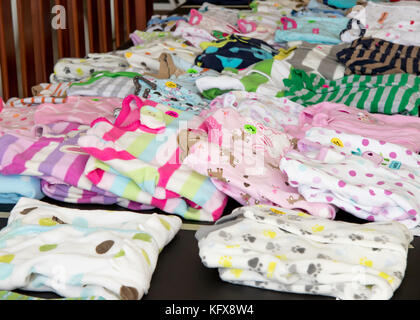 Pyjamas pour enfants sur l'affichage à la vente de garage de banlieue Banque D'Images