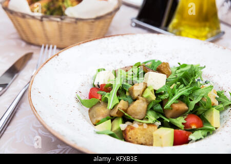 Salade verte fraîche avec poires, feta, arugula et avocat Banque D'Images