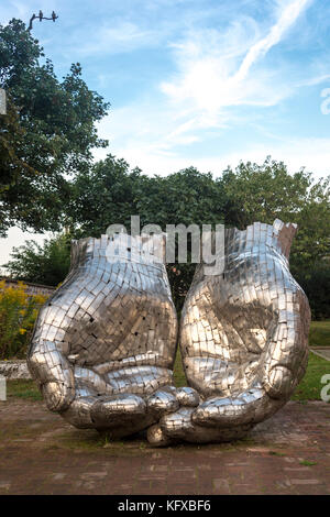 "Mains" sculpture par Rick Kirkby, Woodbridge Quay Baptist Church, Woodbridge, Suffolk, Angleterre, RU Banque D'Images