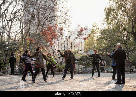 Les personnes exerçant dans le parc, à Shanghai Banque D'Images