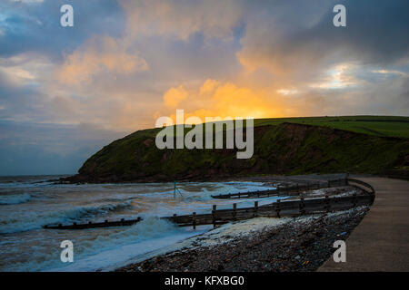 Scènes côtières de St Bees Head. La station de sauvetage RNLI offre ici une protection vitale aux marins et aux touristes. Plage polluée et a besoin d'être nettoyée. Banque D'Images