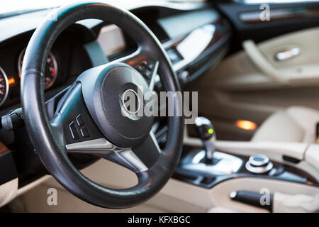 Vue intérieure de la voiture avec salon de luxe beige Banque D'Images