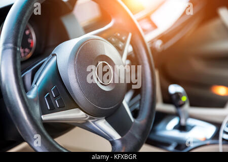 Vue de l'intérieur de voiture avec la lumière du soleil avec salon beige miel ! Banque D'Images