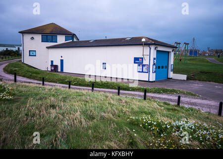 Scènes côtières de St Bees Head. La station de sauvetage RNLI offre ici une protection vitale aux marins et aux touristes. Plage polluée et a besoin d'être nettoyée. Banque D'Images