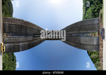 Vue large à 180 degrés sous un pont autoroutier haut Banque D'Images