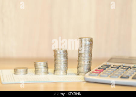 L'argent pour la culture graphique empilé de pièces avec la calculatrice Banque D'Images