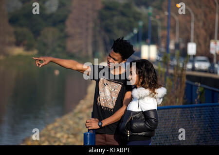 Couple sur un lac avec le point de l'homme Banque D'Images