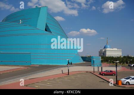 La salle de concert centrale kazakhstan, un verre bleu spectacle conçu par l'architecte italien Manfredi Nicoletti dans le centre d'Astana Banque D'Images