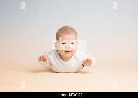 Deux family studio portrait sur fond blanc et gris. Banque D'Images