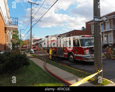 Camions de pompiers sur les lieux d'un immeuble en feu Joliette,Québec,Canada Banque D'Images