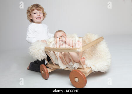 Deux family studio portrait sur fond blanc et gris. Banque D'Images