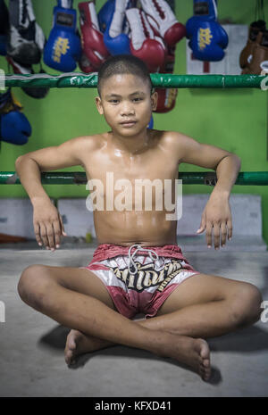 Kan pendant son entraînement, 14 ans et a participé à 20 combats, Muay thai camp, Bangkok, Thaïlande Banque D'Images