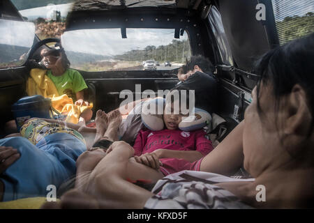 Panto gym garçons de Bangkok, ils voyagent en une journée plus de 12 heures dans un minibus pour combattre à Paktonchai, Korat, Thaïlande Banque D'Images