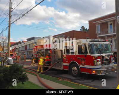 Camions de pompiers sur les lieux d'un immeuble en feu Joliette,Québec,Canada Banque D'Images