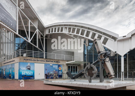 Sydney, Australie - 21 mars 2017 : entrée principale façade blanche au Musée national maritime sous forte cloudscape. énorme ancre statue devant un bleu. Banque D'Images