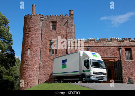 Un camion bunzl ravitaille les powis castle près de welshpool, au Pays de Galles Banque D'Images