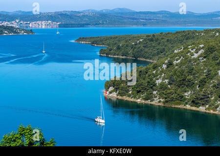 Skradin vu d'Odmorište Krka, Šibensko-Kninska, Dalmatie, Croatie, Europe. Banque D'Images