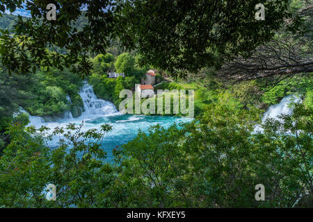 Cascades et moulins à Skradinski Buk, parc national de Krka, Lozovac, Šibensko-Kninska, Dalmatie, Croatie, Europe. Banque D'Images