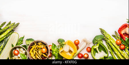 Variété de légumes bio ingrédients avec asperges et fromage feta pour de délicieuses cuisine de saison , fond en bois blanc, haut, placez le texte, Banque D'Images