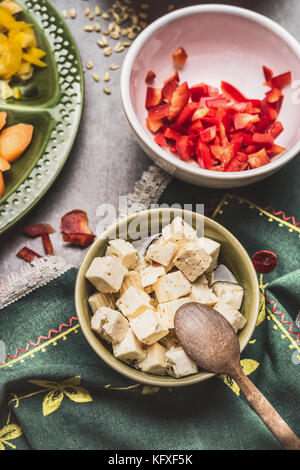 Bol de dés de fromage Feta mariné à l'huile d'olives et cuillère, vue du dessus, Close up Banque D'Images