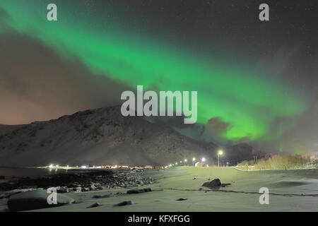 Les feux verts-aurores boréales illuminent de la n.La plage de la s.de vareid village sur l'vareidsundet-fjord flakstadpollen bouche sur un calme froid Banque D'Images