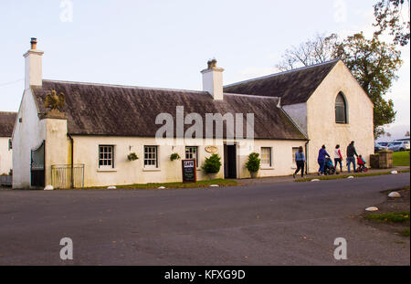 Une famille quitte le petit magasin de thé de Castlewellan Country Park pendant une pause scolaire de mi-parcours. Banque D'Images