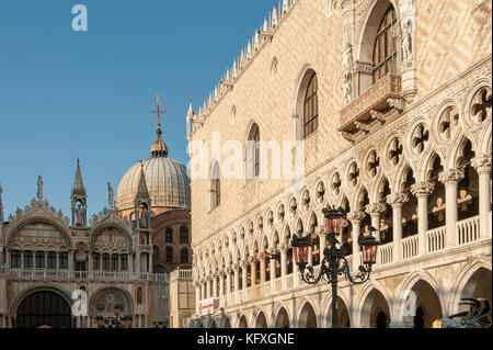 Détail du Palais des Doges ou Palazzo Ducale à San Marco, Venise, Italie. Les parties les plus anciennes du palais ont été établies en 1340. Banque D'Images